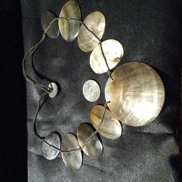 Sea shell and black cord necklace - Picture 4 of 4